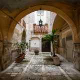 Accediamo quindi nell�androne interno che presenta un pavimento in pietra calcarea a mosaici quadrangolari di breccia di fiume